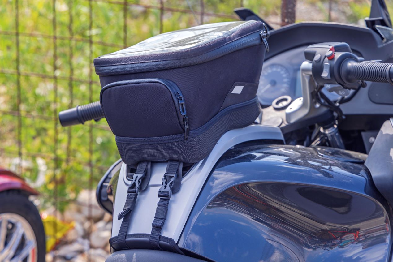 Schwarzer SW-Motech Tankrucksack auf einem Motorradlenker, sicher befestigt und ideal für kurze sowie lange Touren