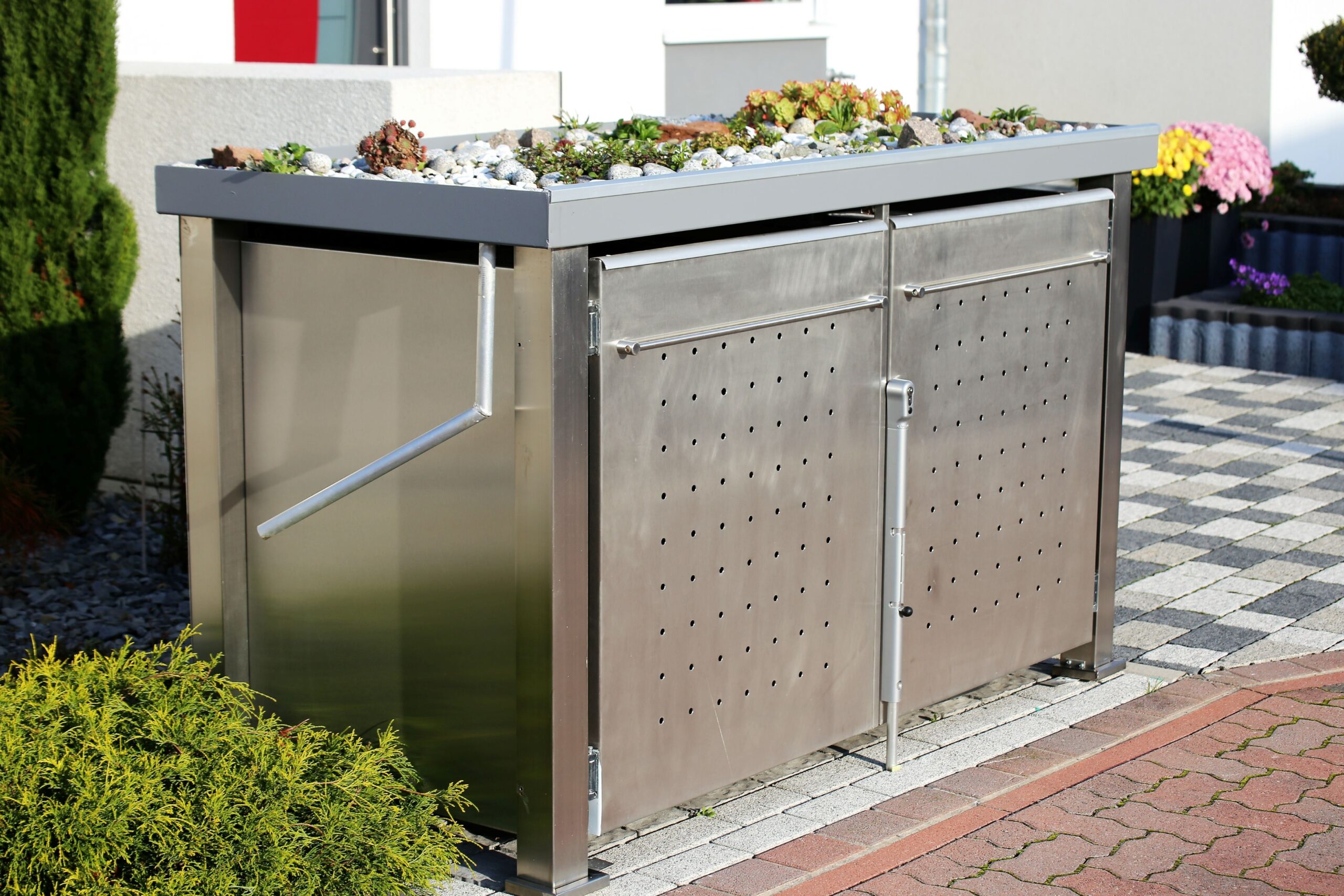 Hochwertige Mülltonnenbox 2er aus Edelstahl mit begrüntem Dach und Belüftungslöchern