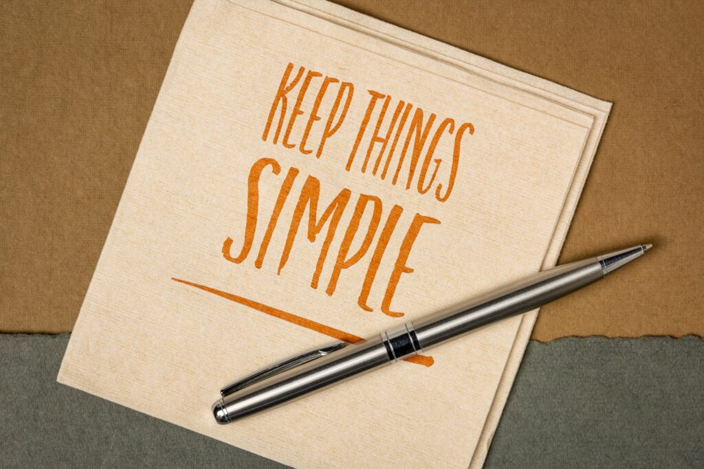 Notiz mit Schriftzug „Keep Things Simple“ und Stift | Schrankbett