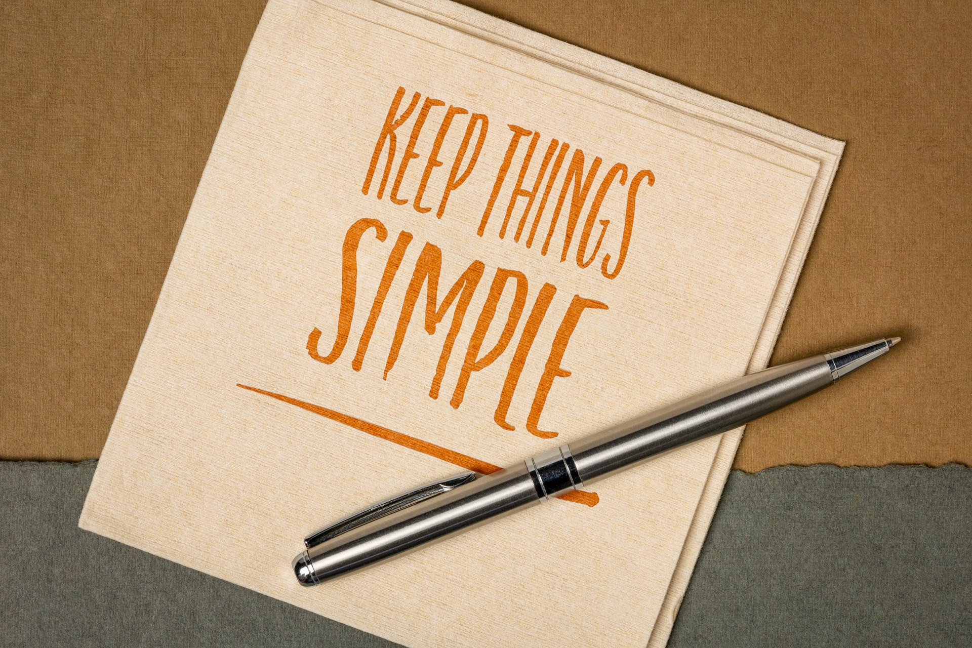Notiz mit Schriftzug „Keep Things Simple“ und Stift | Schrankbett