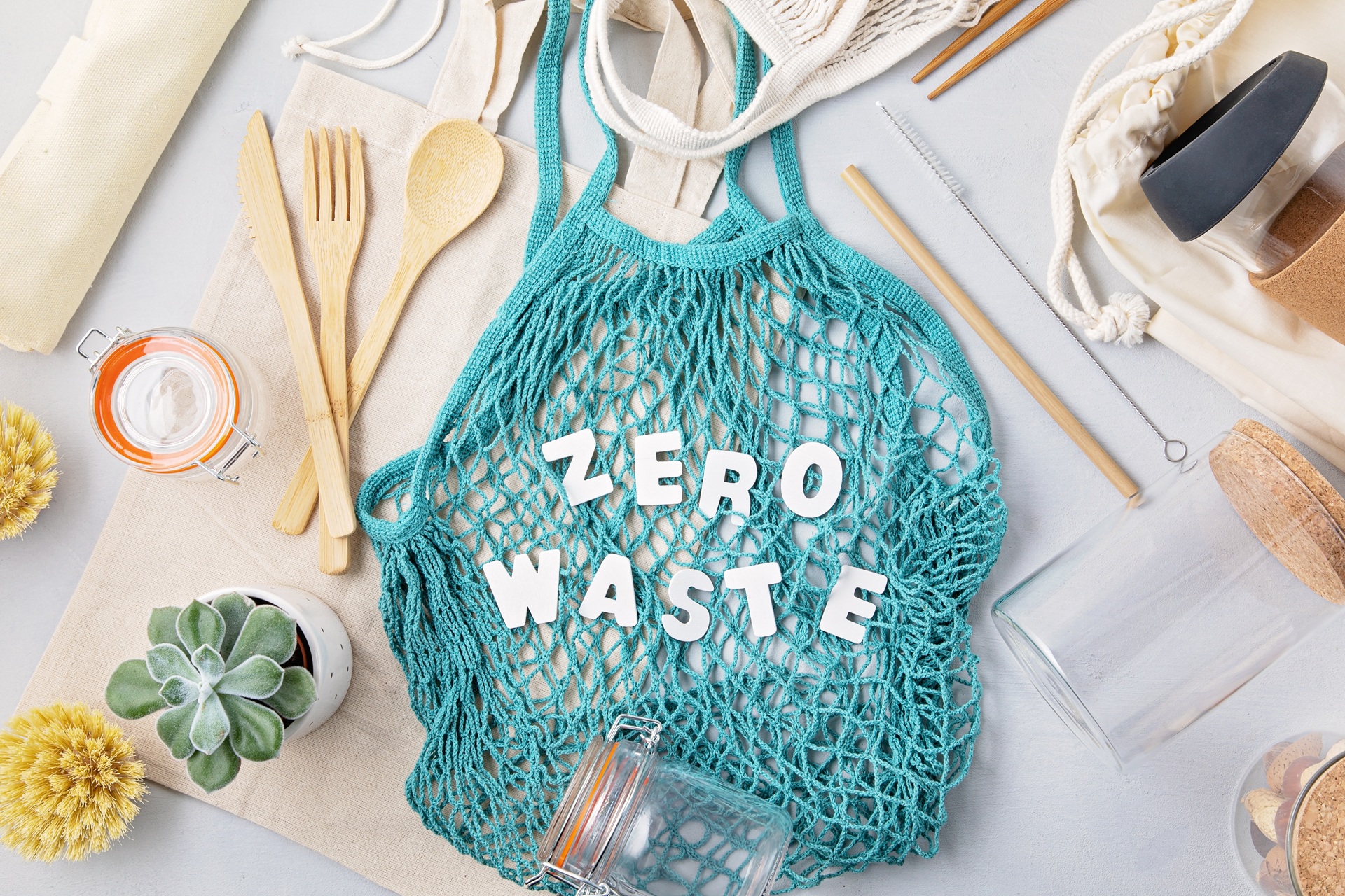 Zero-Waste-Accessoires mit Bambusbesteck, Glasbehältern und Stofftasche | Nikotinsalz Liquid
